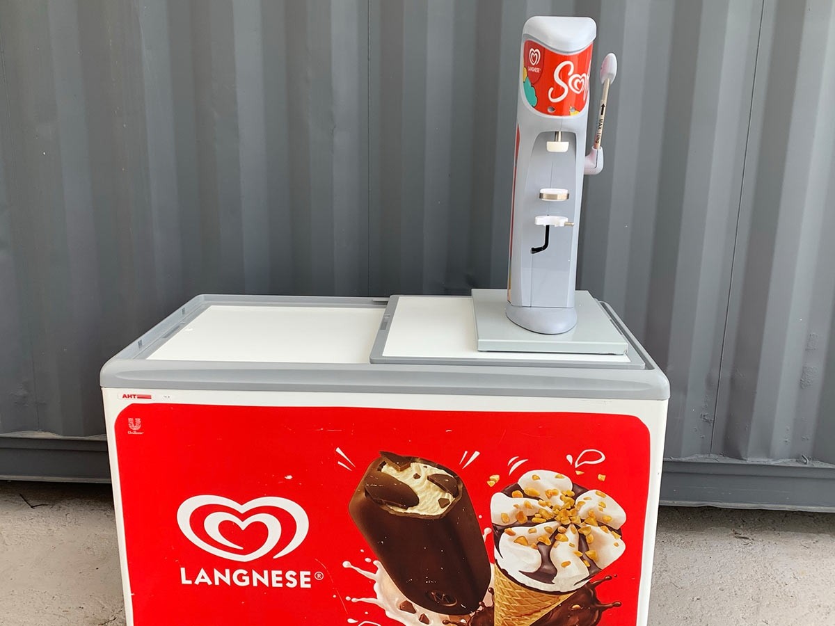 Softeismaschine mieten plus Kühltruhe mieten beim Berliner Hüpfburgverleih