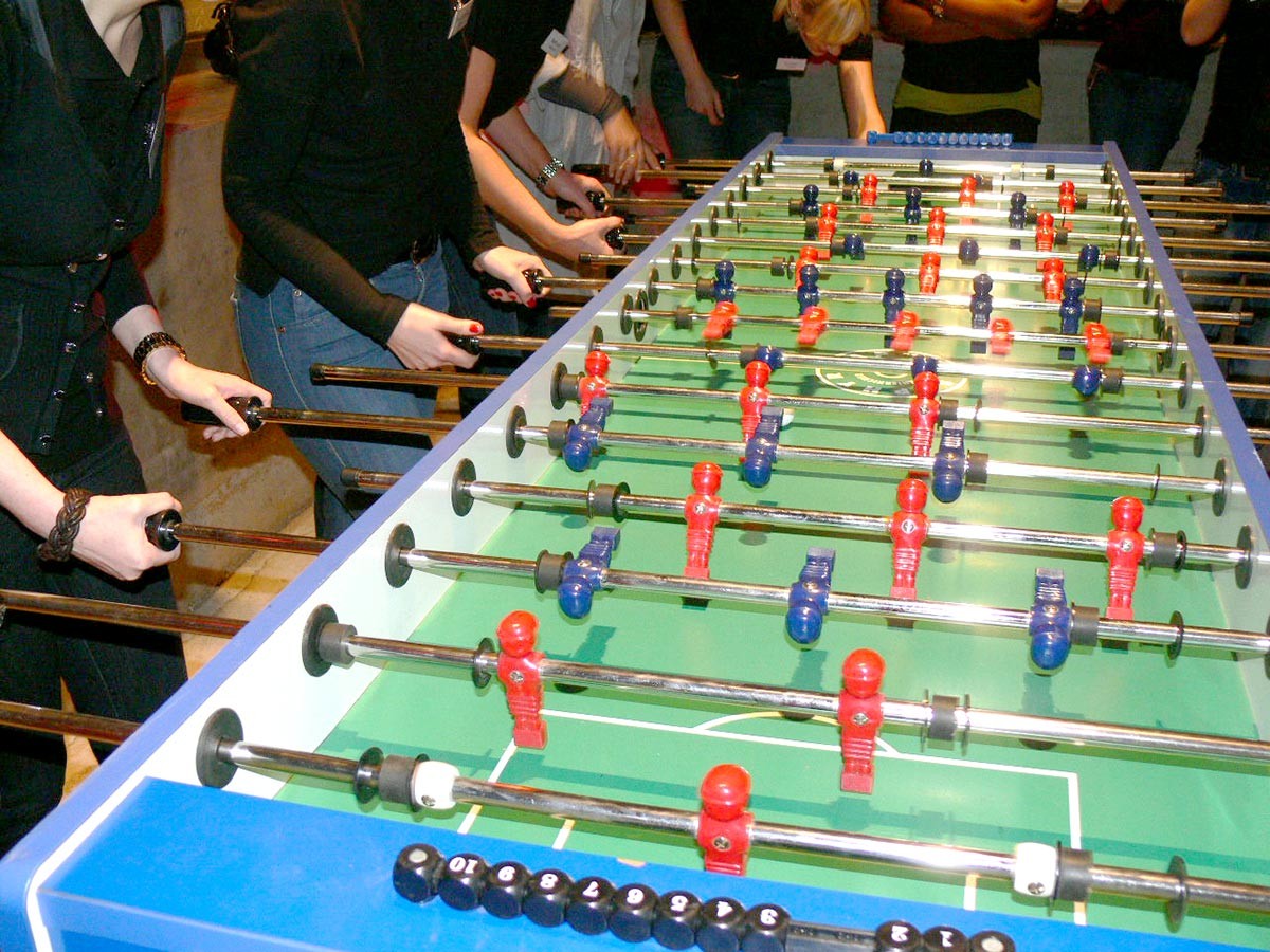 XXL Tischkicker mieten ||| die tolle Fußballspaß für 8 Spieler