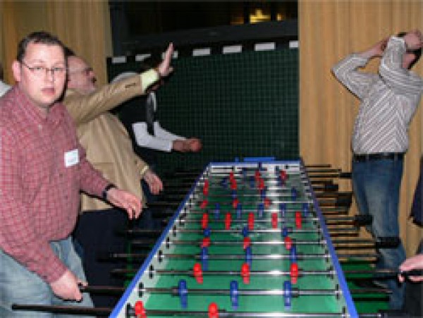 XXL Tischkicker mieten ||| die tolle Fußballspaß für 8 Spieler