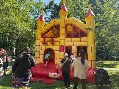 Hüpfburg Partyschloss gelb