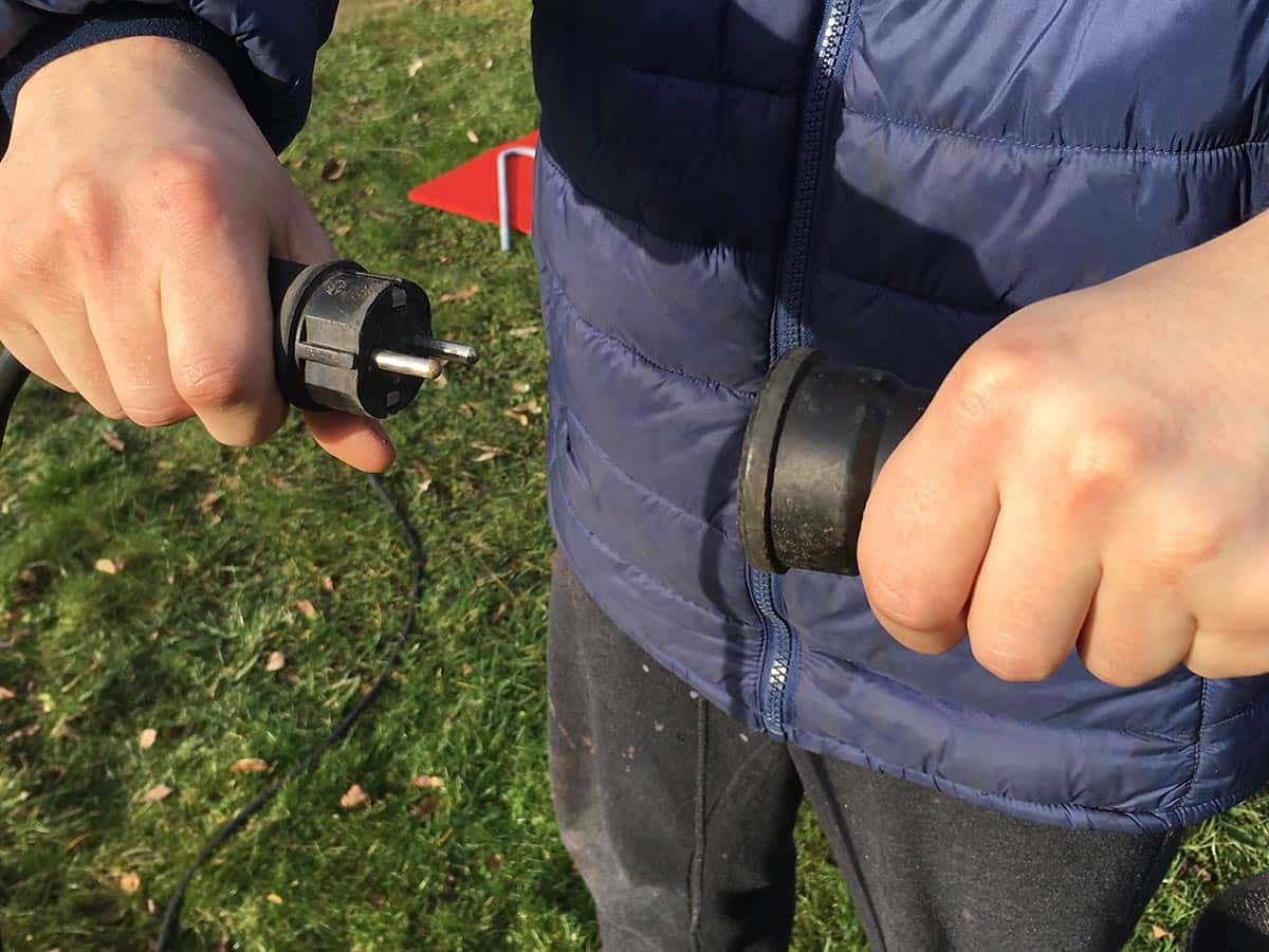 Ziehen Sie den Stecker aus der Steckdose, um das Gebläse auszuschalten